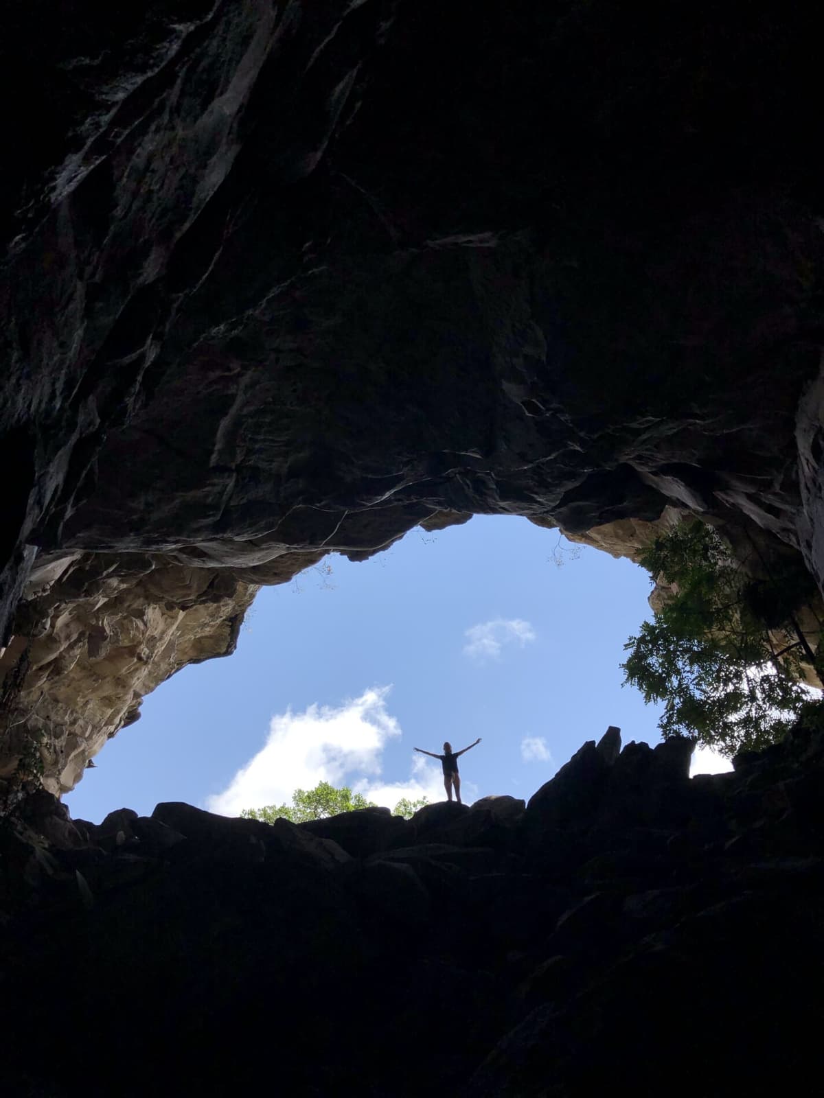 Fernanda wandert allein durch die weite Landschaft der Chapada Diamantina
