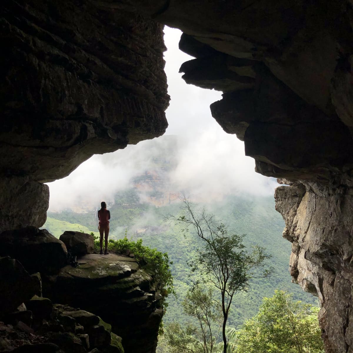 Eine Wanderin erkundet die Täler und Berge der Chapada Diamantina