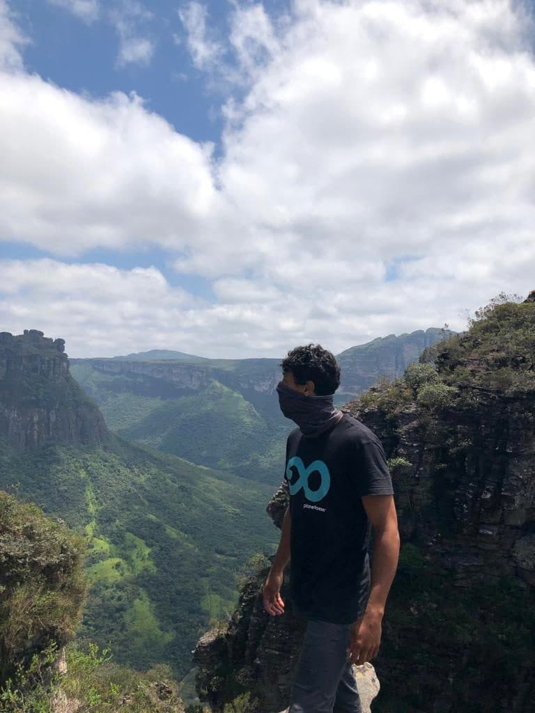Der atemberaubende Cachoeirão-Wasserfall stürzt in die Tiefe der Chapada Diamantina
