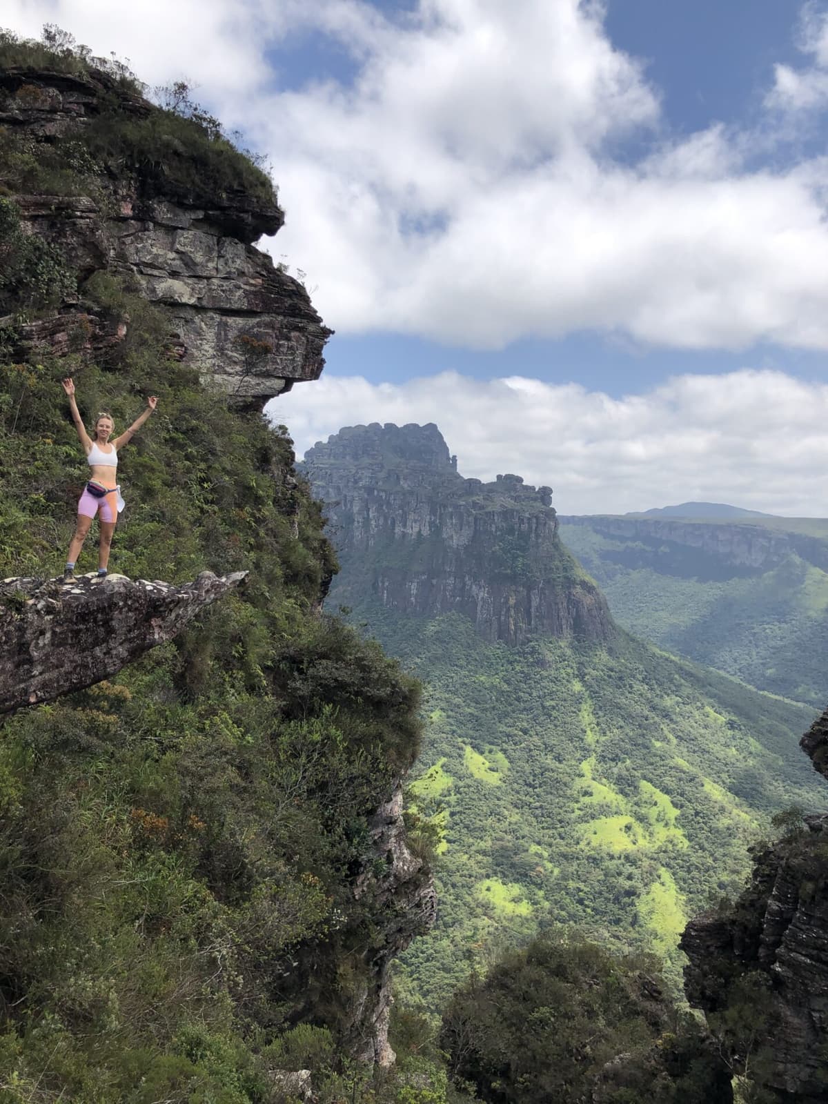 Eine Wanderin bewundert die dramatische Felslandschaft der Chapada Diamantina