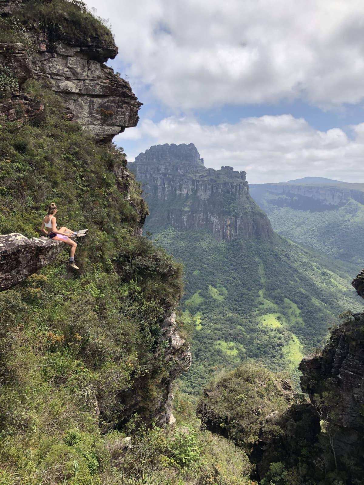 Fernanda blickt vom Aussichtspunkt auf den Cachoeirão-Wasserfall in der Chapada Diamantina
