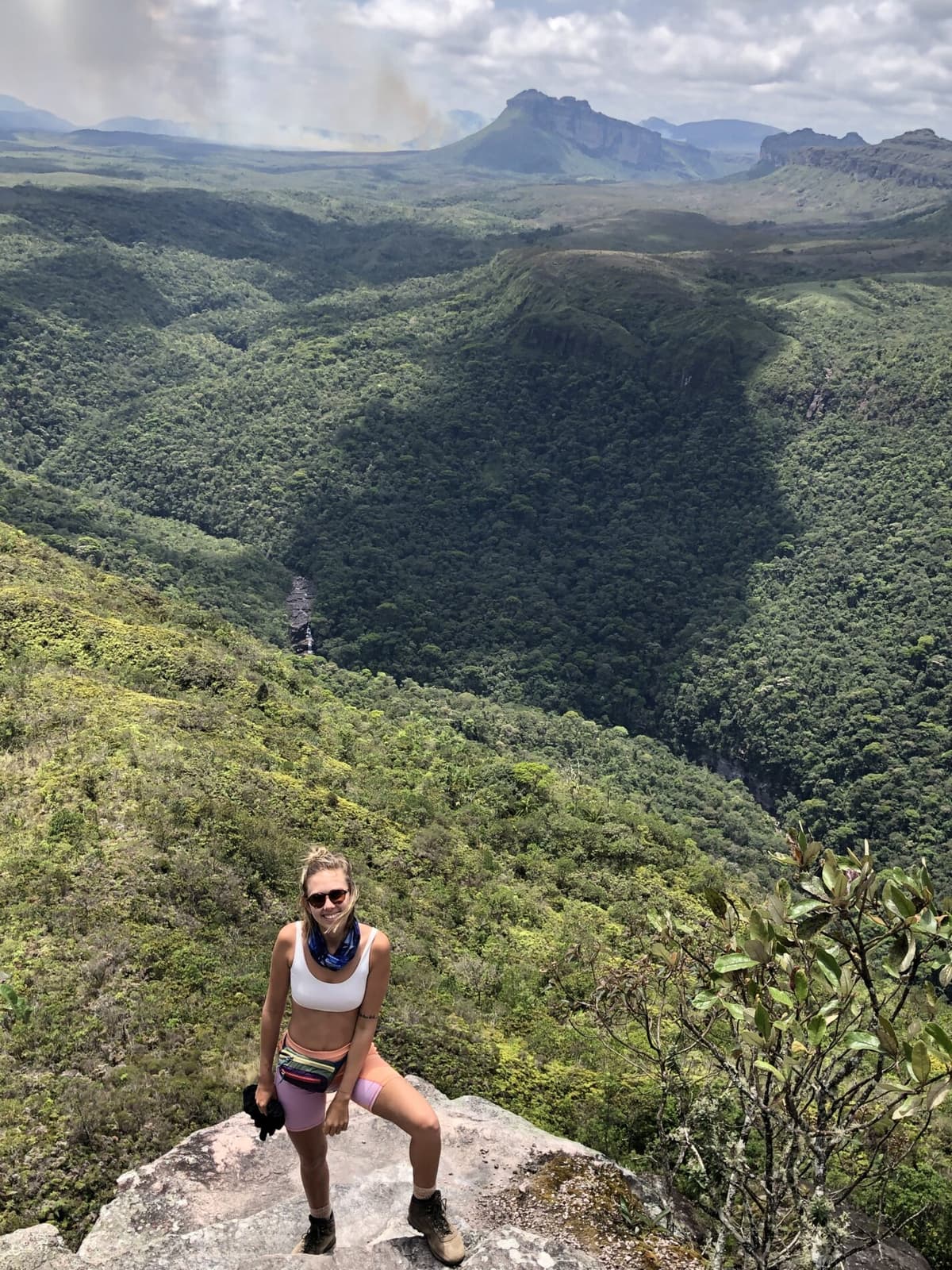 Eine Solo-Wanderin steht vor dem weiten Panorama der Chapada Diamantina