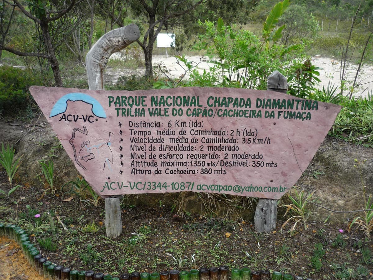 Rauchschwaden steigen über den Bergen von Vale do Capão in der Chapada Diamantina auf