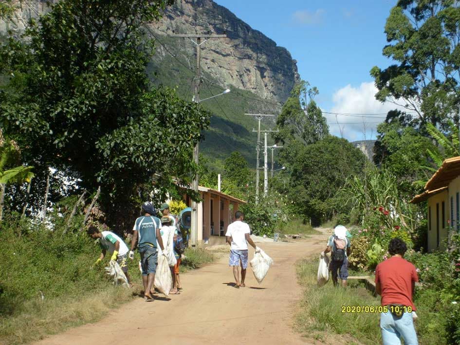 Helfer kämpfen gegen die Flammen in der Landschaft der Chapada Diamantina