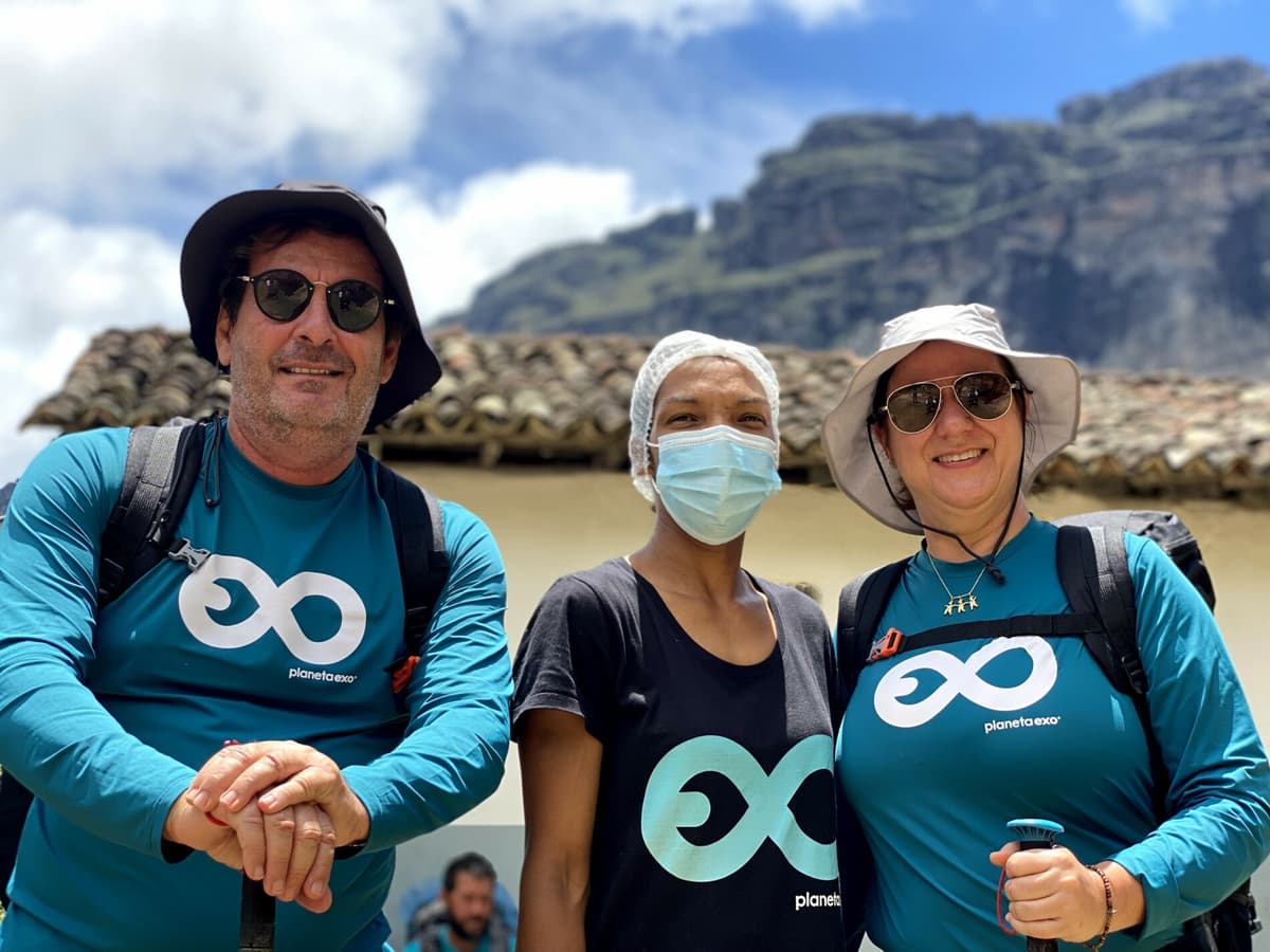 Des randonneurs avançant ensemble sur le sentier verdoyant du Vale do Pati