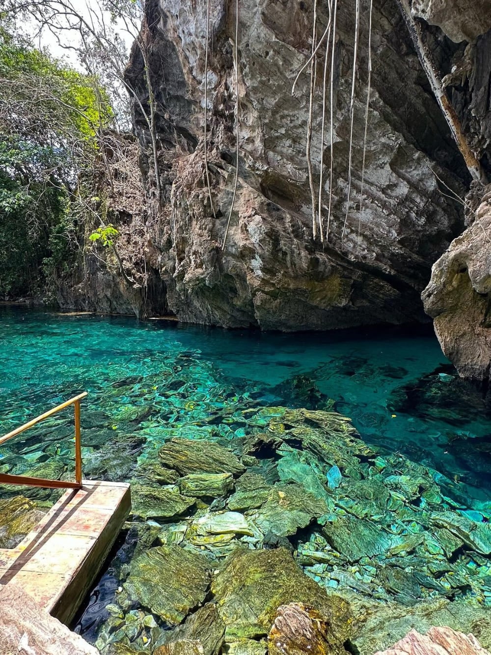 Het kristalheldere blauwe water van de Japanse Lagune omringd door rotsachtige kliffen in Pindorama do Tocantins.