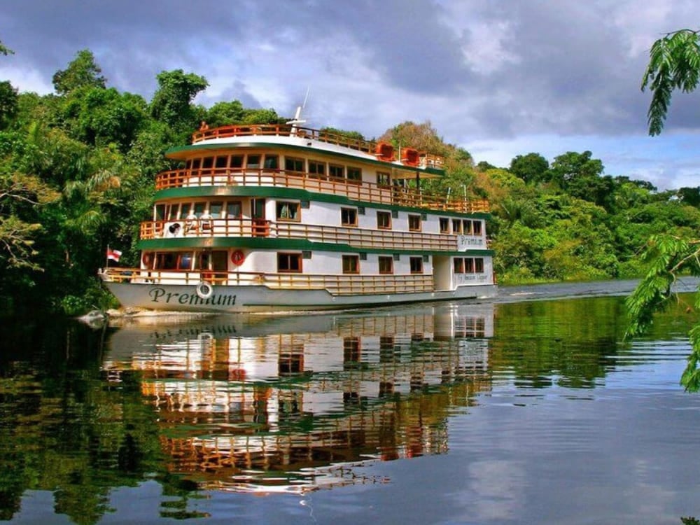  Le navire Amazon Clipper Premium amarré près d'un bassin riverain, offrant une expérience de petite croisière de luxe en Amazonie.