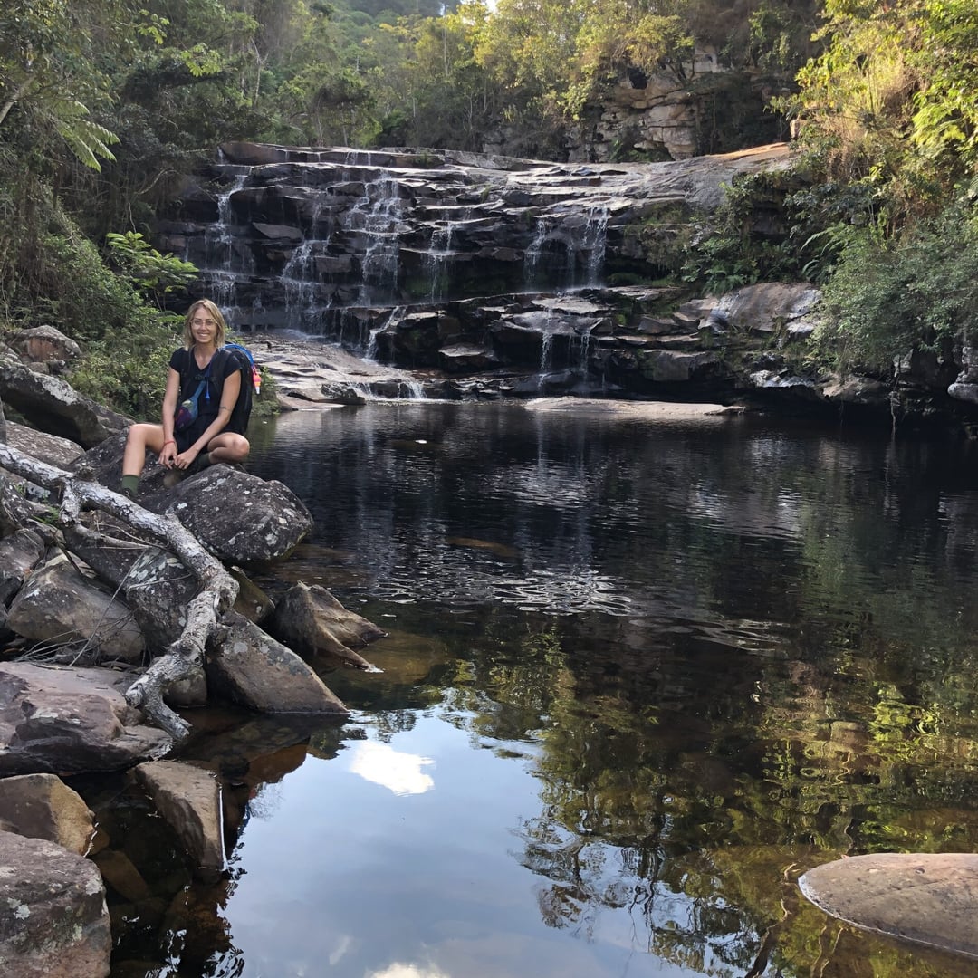 Fernanda osserva il paesaggio della Chapada Diamantina durante la sua avventura in solitaria
