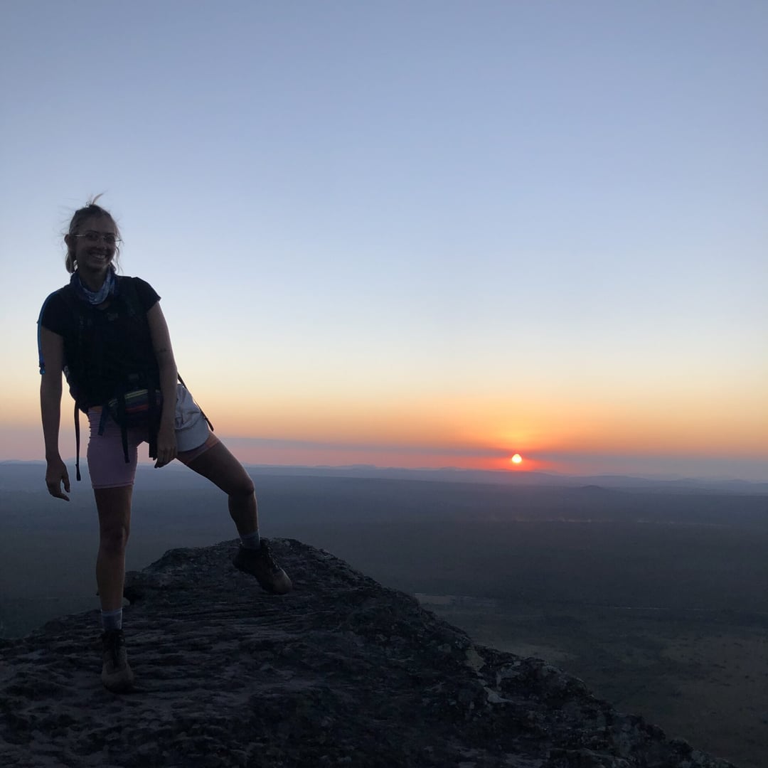 Fernanda admirando o pôr do sol do alto do Aleixo, na Serra do Sincorá
