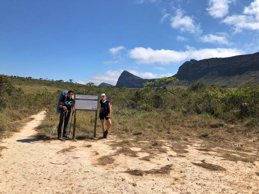 Fernanda cammina da sola su un sentiero panoramico della Chapada Diamantina al tramonto