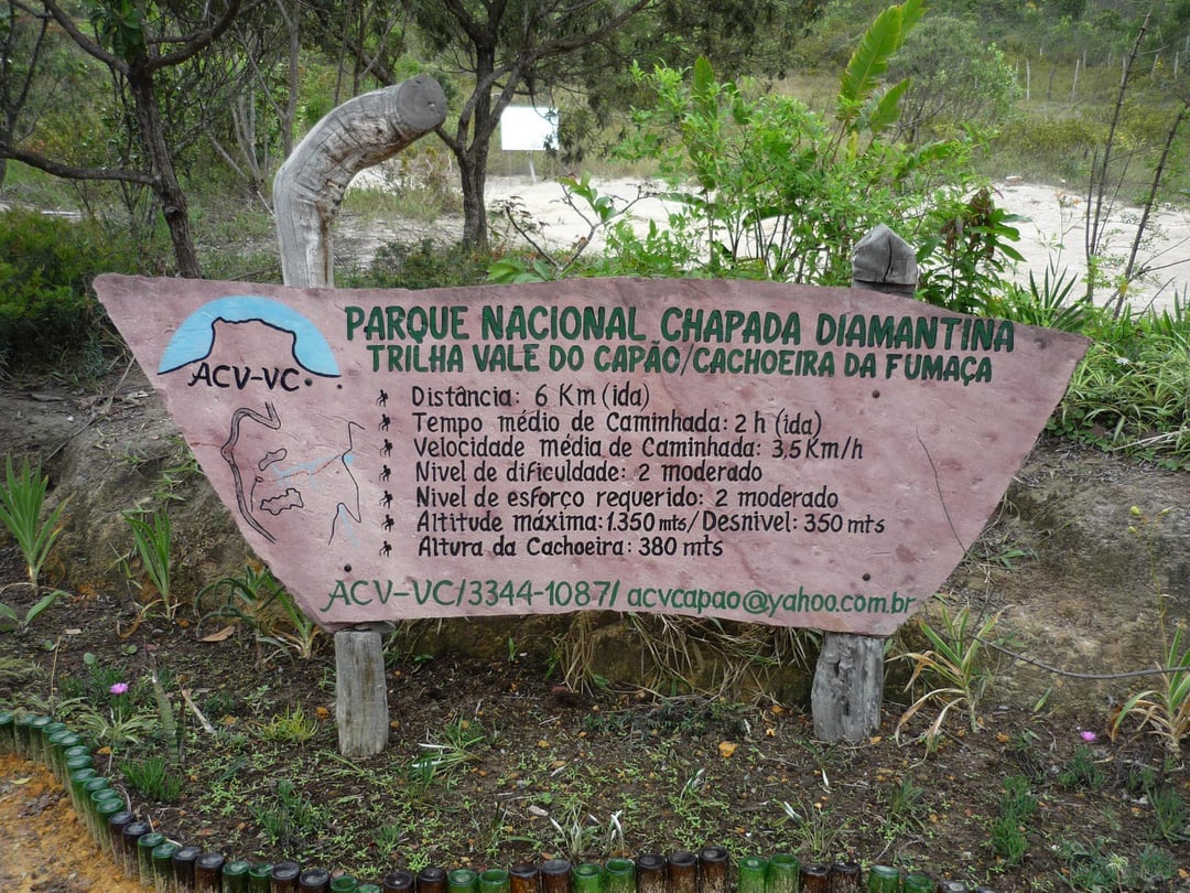 Humo de un incendio criminal se eleva sobre el Vale do Capão, en la Chapada Diamantina