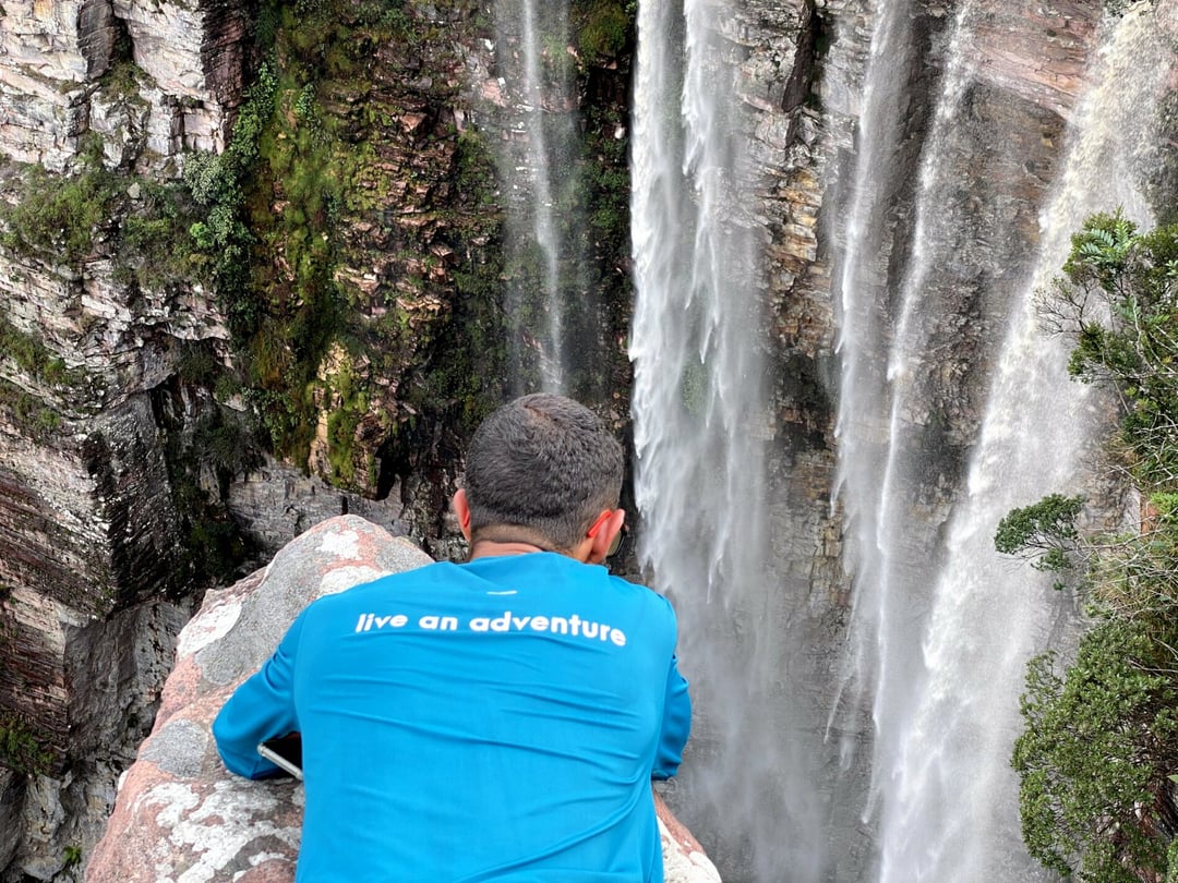 Escursionisti seguono le loro guide lungo un sentiero nel Vale do Pati