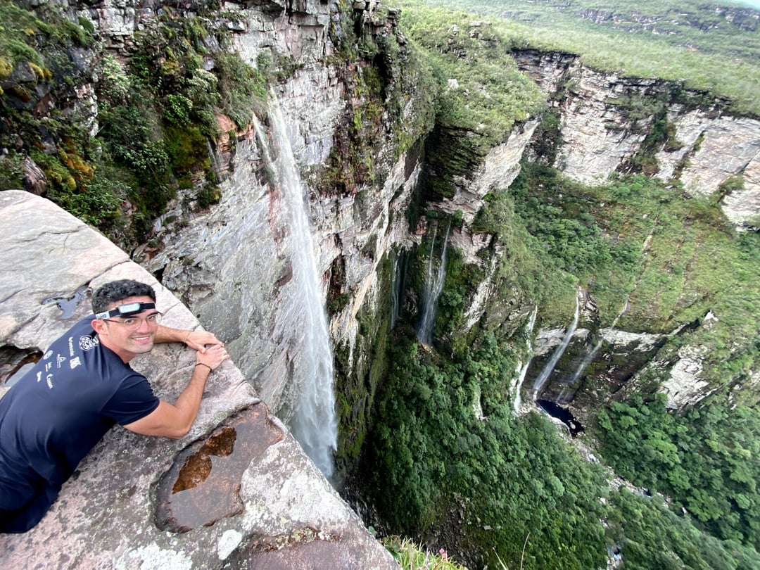 Gli avventurieri camminano tra le valli del Vale do Pati durante il trekking
