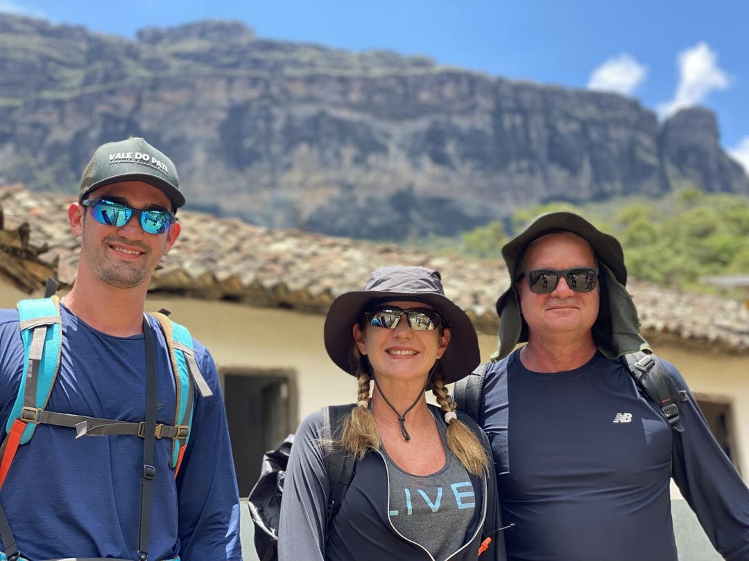 Il gruppo cammina insieme lungo un sentiero panoramico nel Vale do Pati