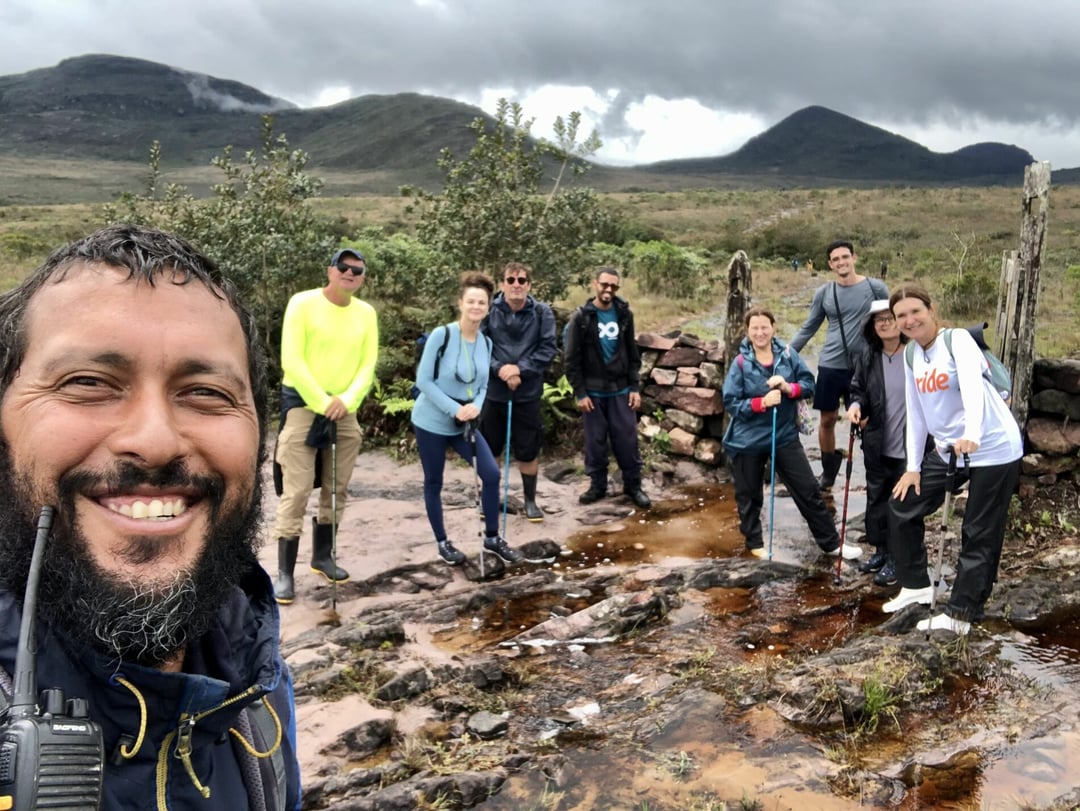 Trekker avanzano lungo un sentiero panoramico nel Vale do Pati