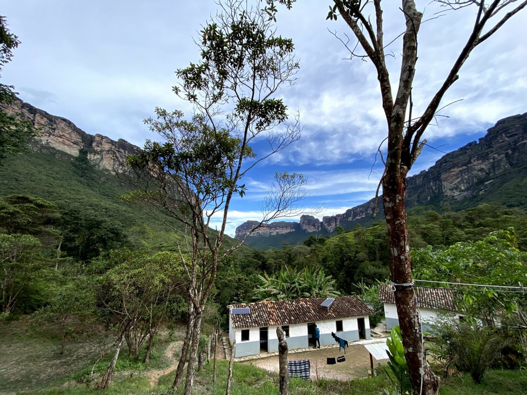 Escursionisti si fermano ad ammirare le montagne del Vale do Pati