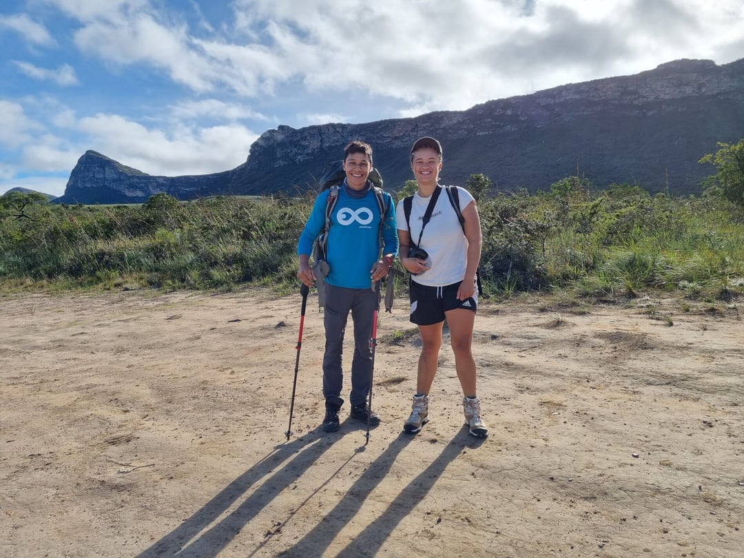 Lucas Neves y Ole en una caminata matutina por las montañas de la Chapada Diamantina