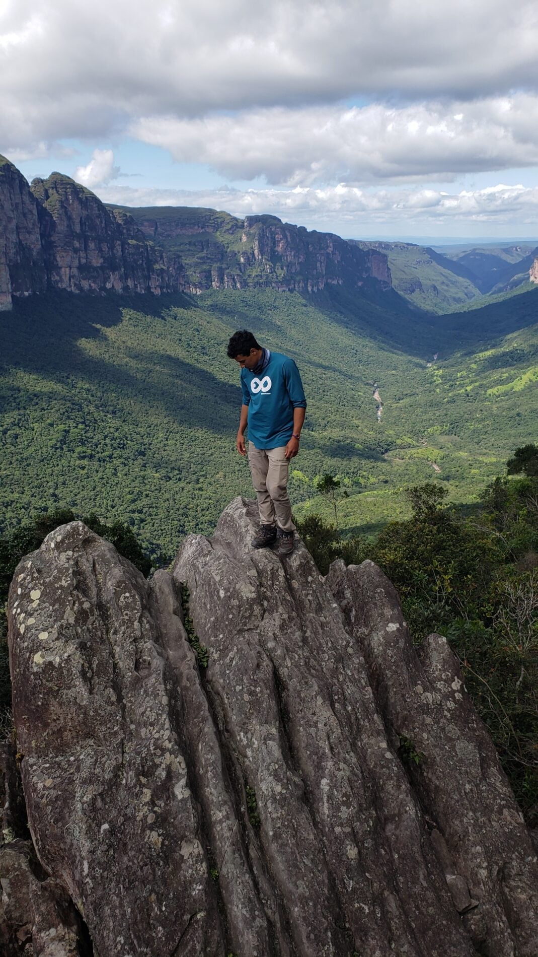 Lucas Neves y Ole cruzando un paisaje rocoso de la Chapada Diamantina