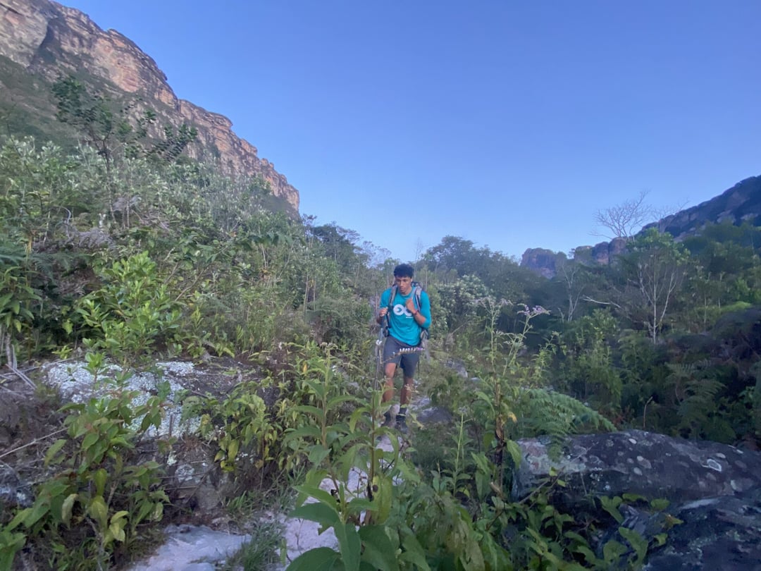 Lucas Neves y Ole caminando por un sendero de bosque en la Chapada Diamantina
