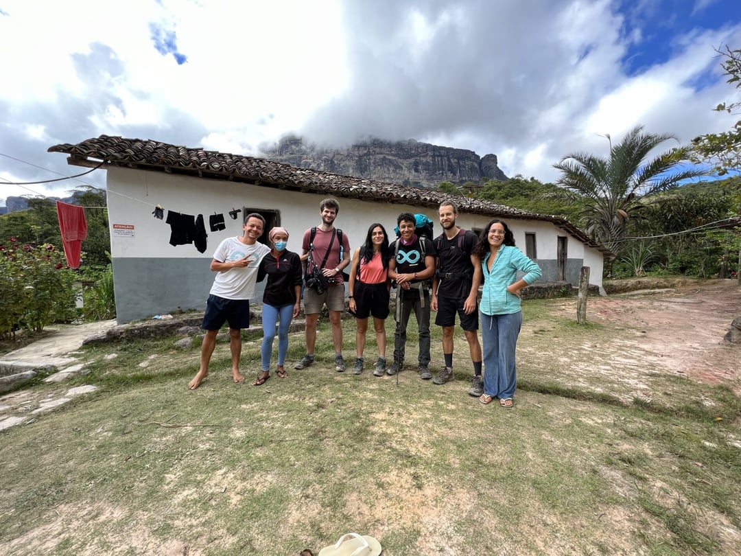 Lucas Neves y Ole haciendo una pausa en un sendero de la Chapada Diamantina