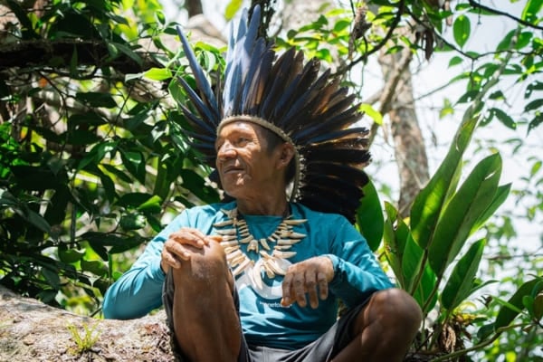 Guía local mostrando a los visitantes la selva amazónica viva