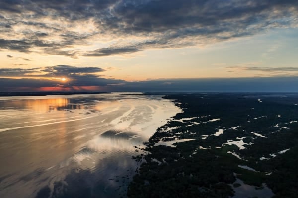 Actividad de turismo sostenible con visitantes dentro de una comunidad de la Amazonia