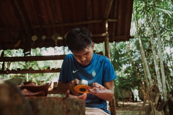 Escena de ecoturismo comunitario en lo profundo de la selva amazónica