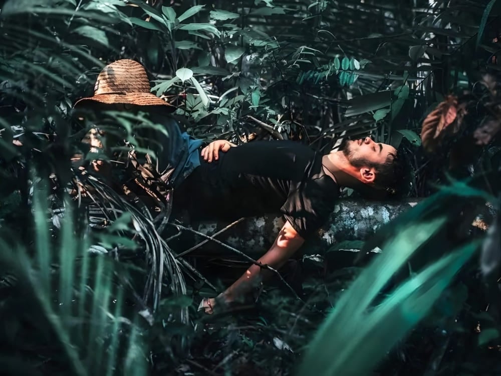 Aventureiro vivenciando uma experiência de sobrevivência selvagem na Floresta Amazônica
