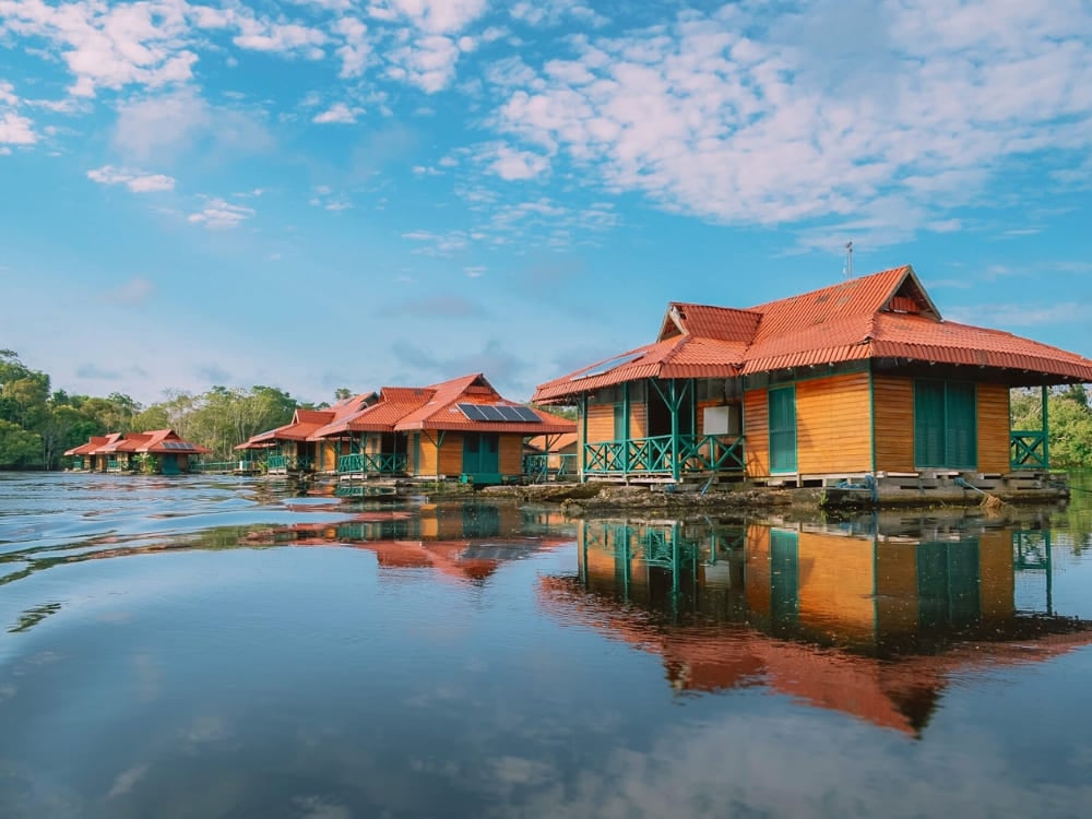 Ecolodge flutuante Uakari sobre as águas da reserva de Mamirauá, na Amazônia