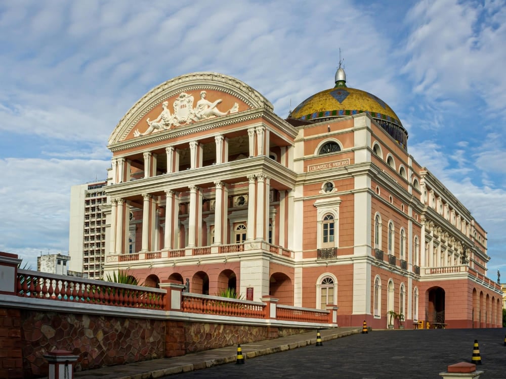 O Teatro Amazonas, casa de ópera com uma cúpula colorida e fachada rosa no Centro Histórico de Manaus.
