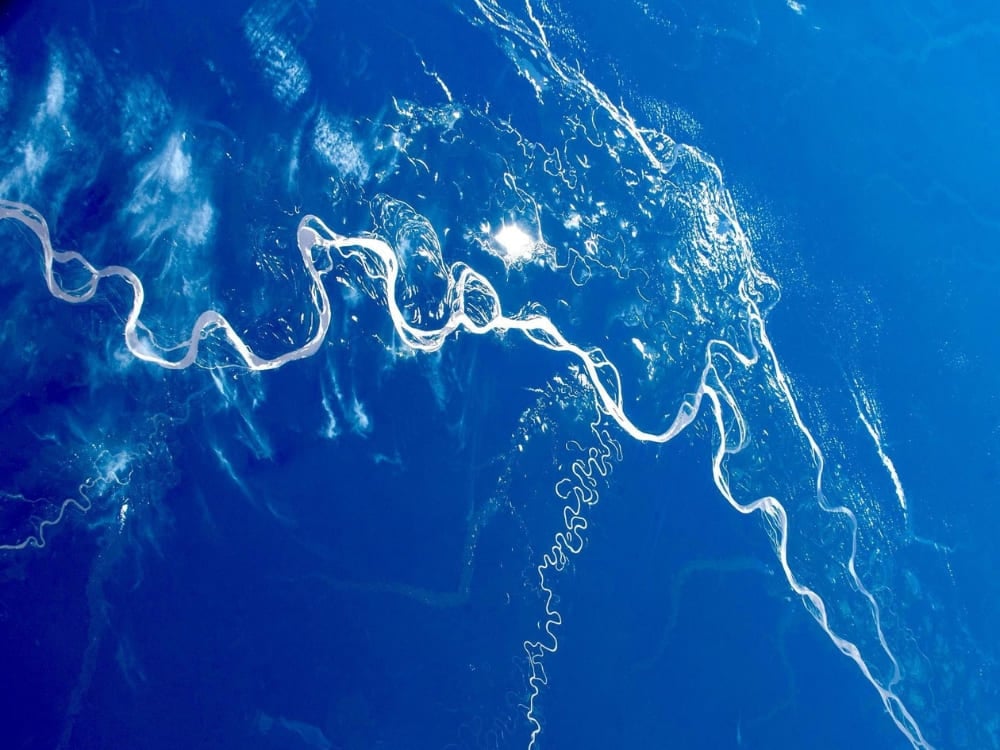 Vista de satélite do espaço mostrando o extenso caminho sinuoso do Rio Amazonas.