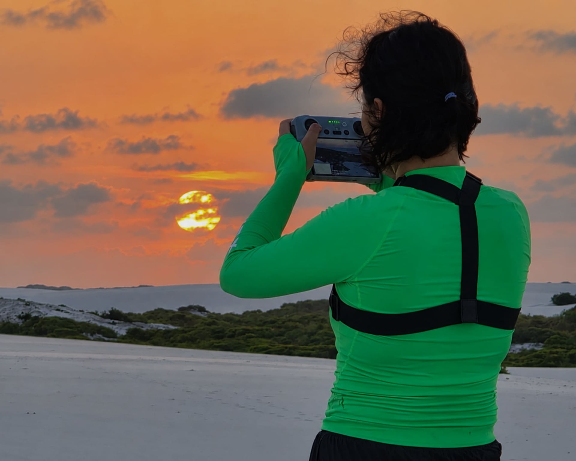 La reporter Jihee Yeon riprende le dune dei Lençóis Maranhenses sotto un cielo arancione con il radiocomando di un drone