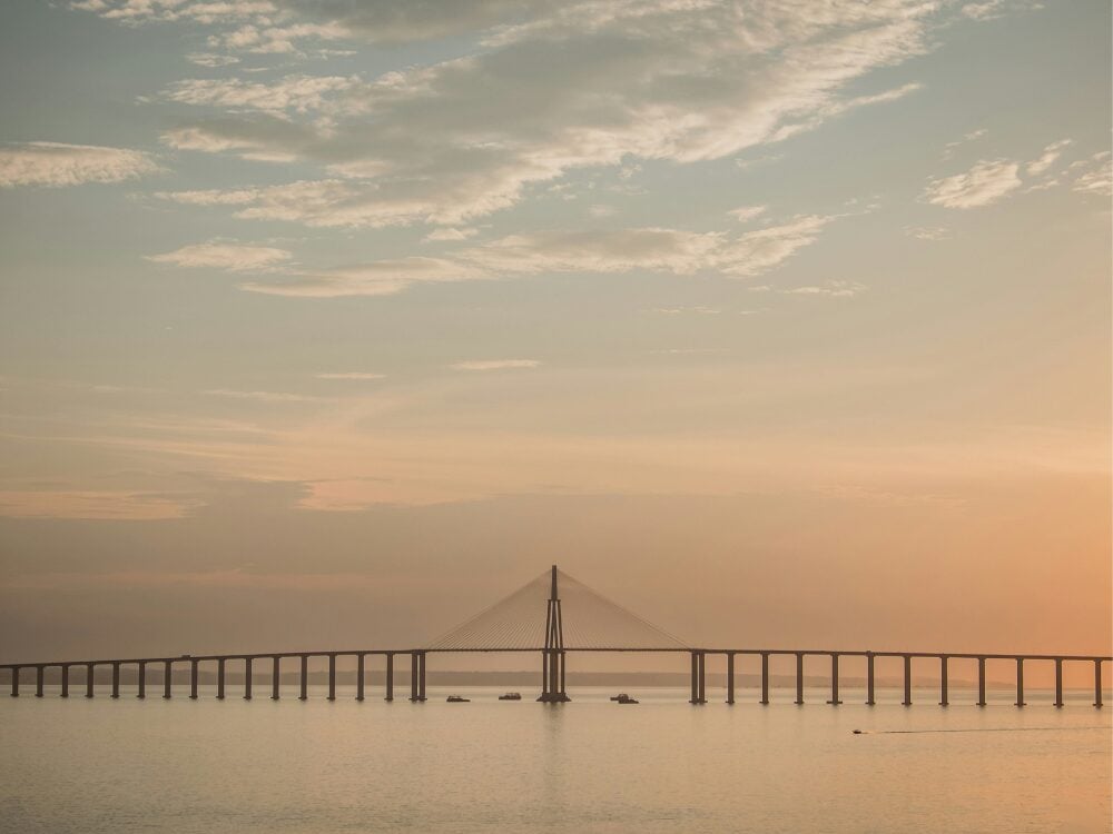 Ponte Rio Negro, em Manaus, ao pôr do sol, a cidade de onde sai a maioria dos passeios na Amazônia