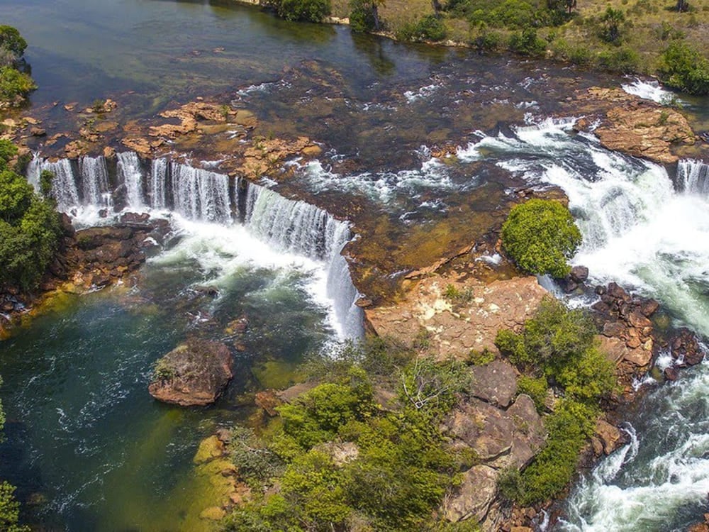 Deze indrukwekkende waterval is een van de grootste in de regio en creëert een krachtige waterval die werkelijk ontzagwekkend is. Deze indrukwekkende waterval is een van de grootste in de regio en creëert een krachtige waterval die werkelijk ontzagwekkend is.