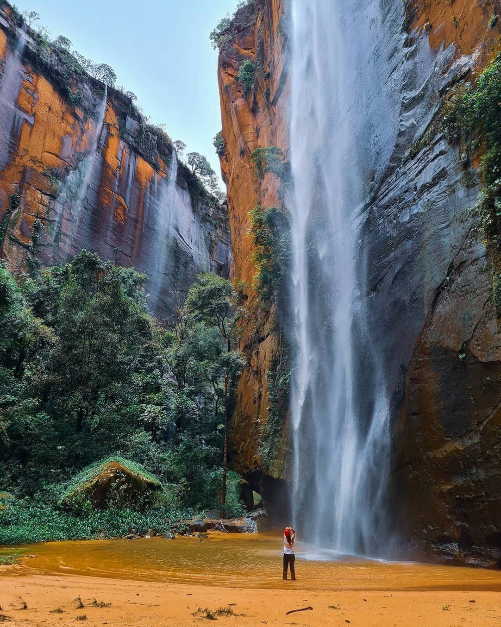 Bereid je voor om gebiologeerd te worden terwijl het trapsgewijze water sierlijk naar beneden stroomt in de canyon! Rondleidingen door het Jalapão State Park