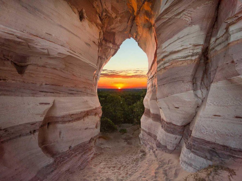 Trek door de adembenemende landschappen om Pedra Furada te bereiken. Rondleidingen door het Jalapão State Park
