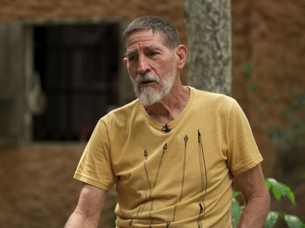 Biólogo americano Roy Funch, ex-diretor e figura chave na criação do Parque Nacional da Chapada Diamantina, conversando ao ar livre. Biólogo americano Roy Funch, ex-diretor e figura chave na criação do Parque Nacional da Chapada Diamantina, conversando ao ar livre.