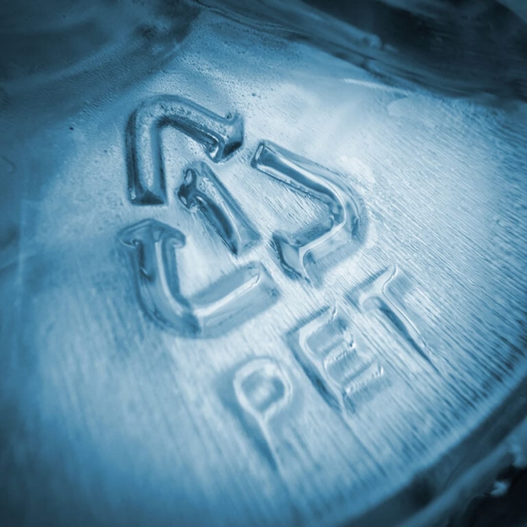 Foto: Plastico.com Simbolo de reciclagem nas embalagens plasticas