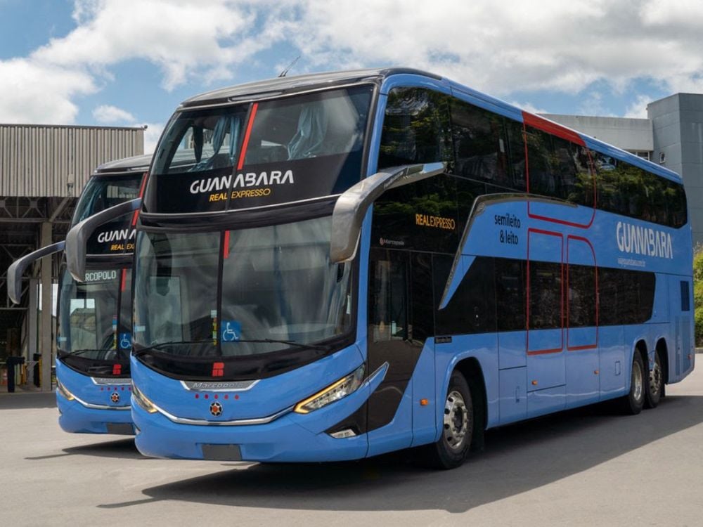 Dois ônibus de viagem azuis das empresas Guanabara e Real Expresso estacionados. Uma opção de transporte rodoviário para chegar à Chapada Diamantina. Dois ônibus de viagem azuis das empresas Guanabara e Real Expresso estacionados. Uma opção de transporte rodoviário para chegar à Chapada Diamantina.