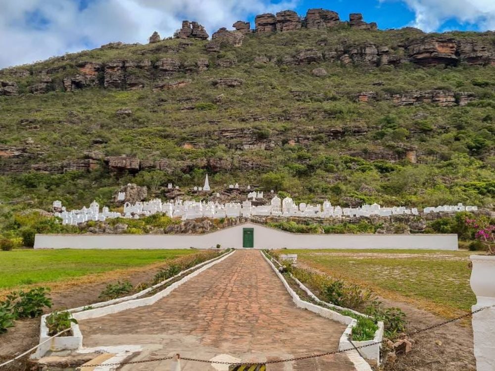 Lápides brancas em estilo bizantino do cemitério construído na encosta rochosa de uma montanha em Mucugê, Chapada Diamantina. Lápides brancas em estilo bizantino do cemitério construído na encosta rochosa de uma montanha em Mucugê, Chapada Diamantina.