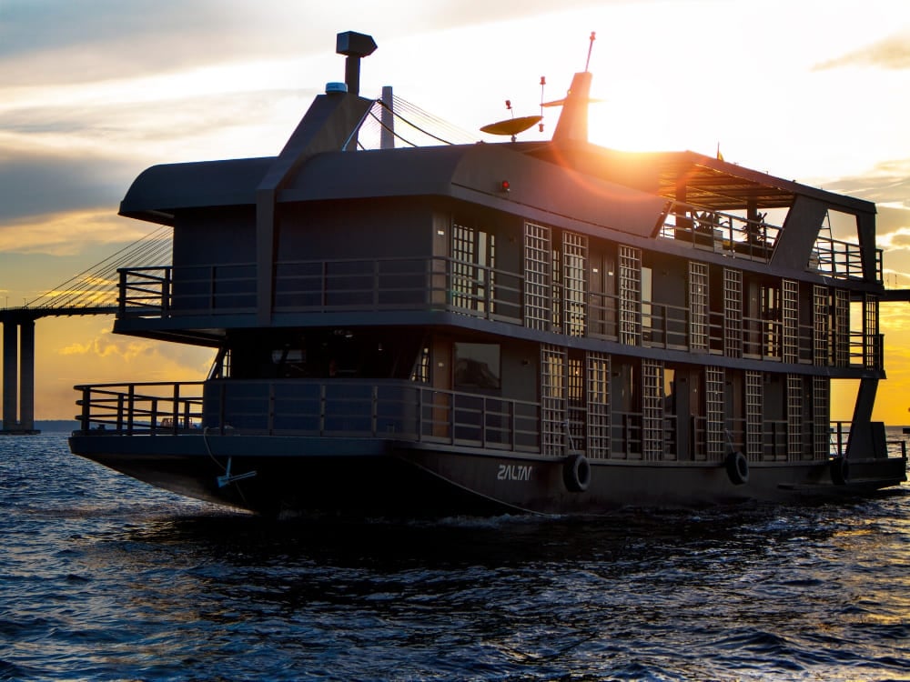 Le bateau haut de gamme Zaltana ancré sur le fleuve Amazone au coucher du soleil, dévoilant son design moderne et ses espaces spacieux pour une croisière de luxe sur l'Amazone. Le bateau haut de gamme Zaltana ancré sur le fleuve Amazone au coucher du soleil, dévoilant son design moderne et ses espaces spacieux pour une croisière de luxe sur l'Amazone.