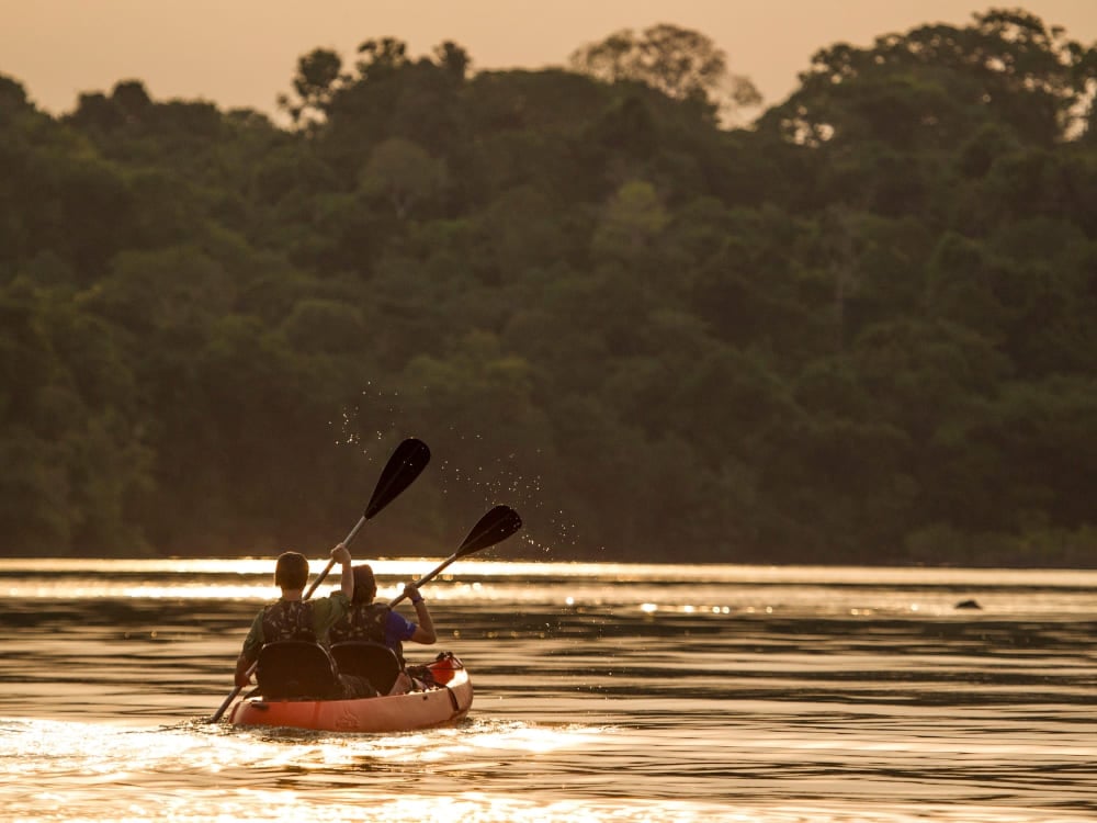 Menschen beim Kajakfahren im Amazonas-Regenwald. Menschen beim Kajakfahren im Amazonas-Regenwald.