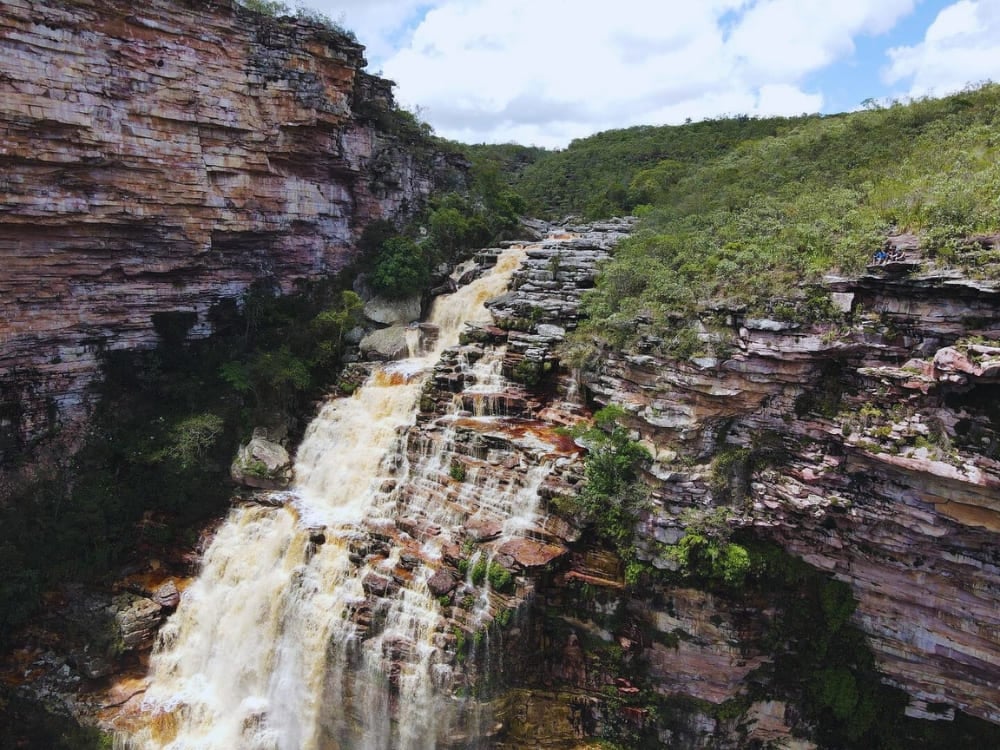 A Cachoeira da Encantada, de 230 metros, mergulha sobre bordas rochosas planas e em terraços, em um cânion profundo perto de Itaetê. A Cachoeira da Encantada, de 230 metros, mergulha sobre bordas rochosas planas e em terraços, em um cânion profundo perto de Itaetê.