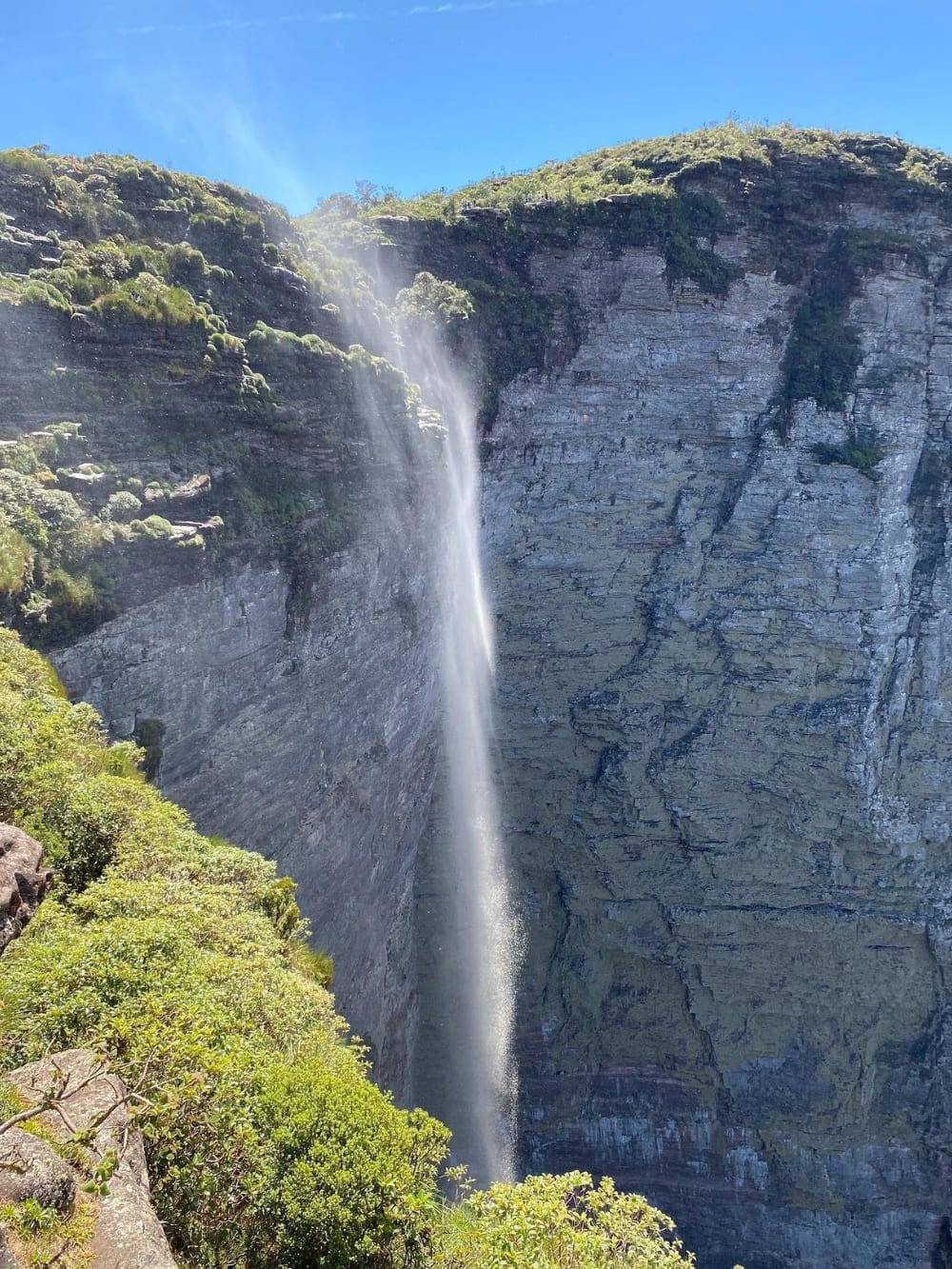 A Cachoeira da Fumaça de 340 metros flui sobre um penhasco íngreme, com sua água se transformando em uma névoa semelhante à fumaça antes de chegar ao fundo. A Cachoeira da Fumaça de 340 metros flui sobre um penhasco íngreme, com sua água se transformando em uma névoa semelhante à fumaça antes de chegar ao fundo.