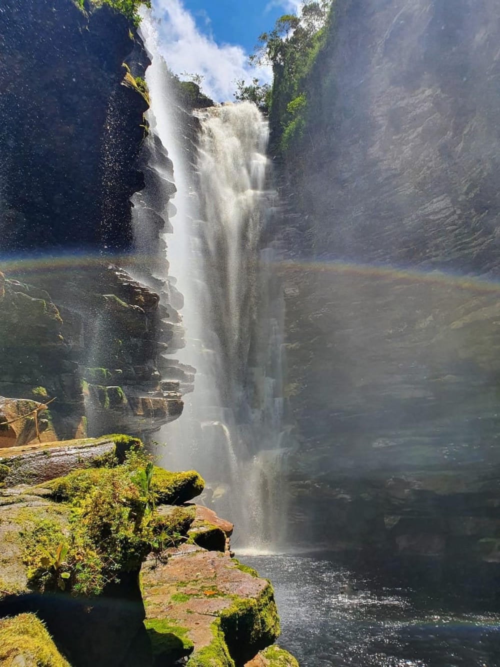 Um arco-íris brilhante se forma na névoa da Cachoeira do Mixila, uma queda de 80 metros escondida no fundo de um cânion rochoso estreito. Um arco-íris brilhante se forma na névoa da Cachoeira do Mixila, uma queda de 80 metros escondida no fundo de um cânion rochoso estreito.