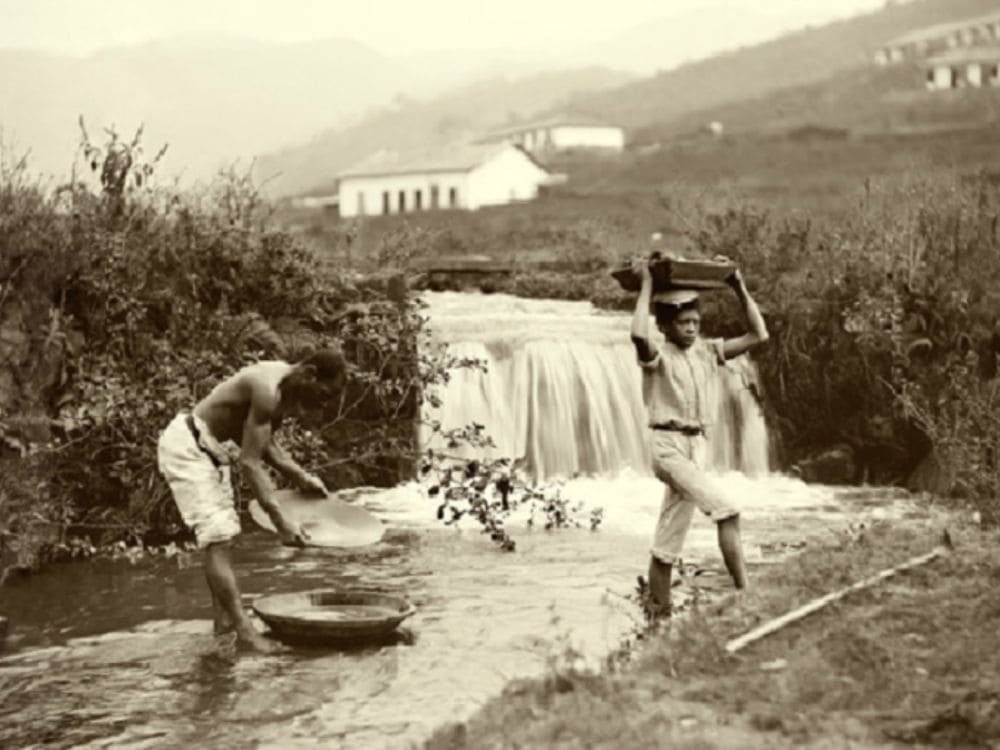 Sepiakleurige historische foto van twee mijnwerkers die werken aan de exploratie van diamanten in een rivier in de regio Chapada Diamantina Sepia-toned historical photograph of two miners working on diamond exploratiSepiakleurige historische foto van twee mijnwerkers die werken aan de exploratie van diamanten in een rivier in de regio Chapada Diamantinaon in a river in the Chapada Diamantina region.