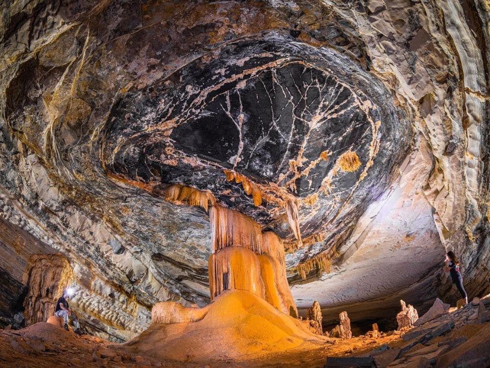 Binnenkant van een grot met indrukwekkende geologische formaties, stalactieten en stalagmieten onder warme kunstmatige verlichting in Chapada Diamantina Binnenkant van een grot met indrukwekkende geologische formaties, stalactieten en stalagmieten onder warme kunstmatige verlichting in Chapada Diamantina