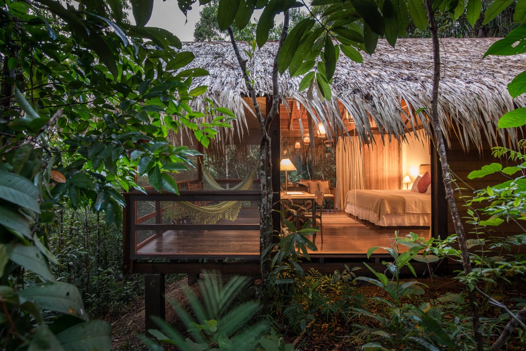 Confortável hotel de selva na Amazônia com telhado de palha, aninhado na floresta tropical. Confortável hotel de selva na Amazônia com telhado de palha, aninhado na floresta tropical.