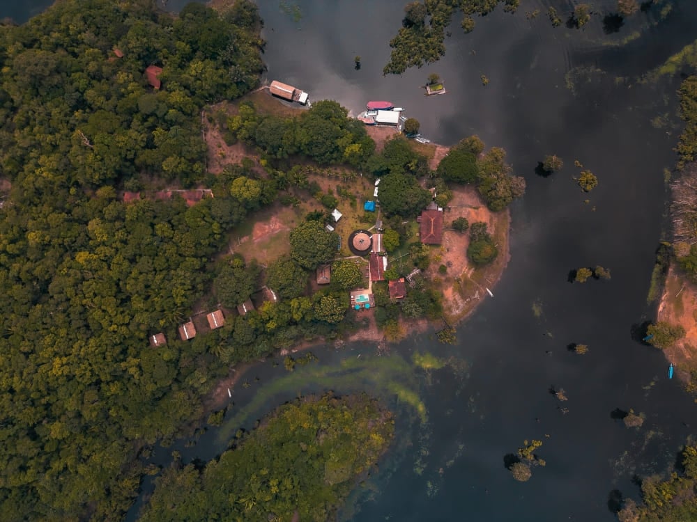 Vista aérea do Amazon Turtle Lodge, localizado à beira do rio e nas profundezas da floresta amazônica brasileira. Vista aérea do Amazon Turtle Lodge, localizado à beira do rio e nas profundezas da floresta amazônica brasileira.