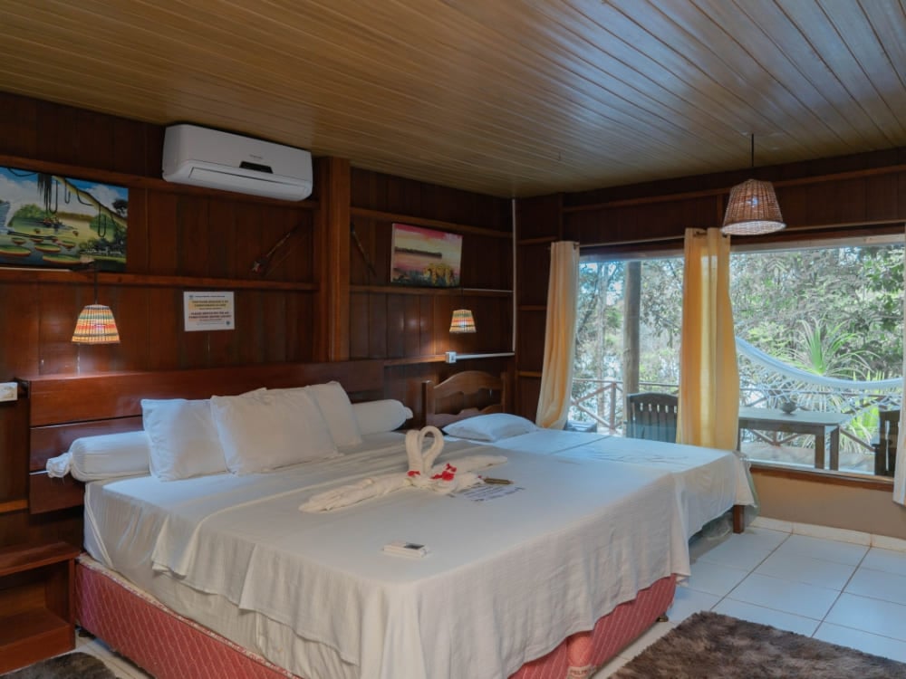 Um quarto de bangalô confortável e acessível com duas camas no Amazon Turtle Lodge, no Brasil. Um quarto de bangalô confortável e acessível com duas camas no Amazon Turtle Lodge, no Brasil.